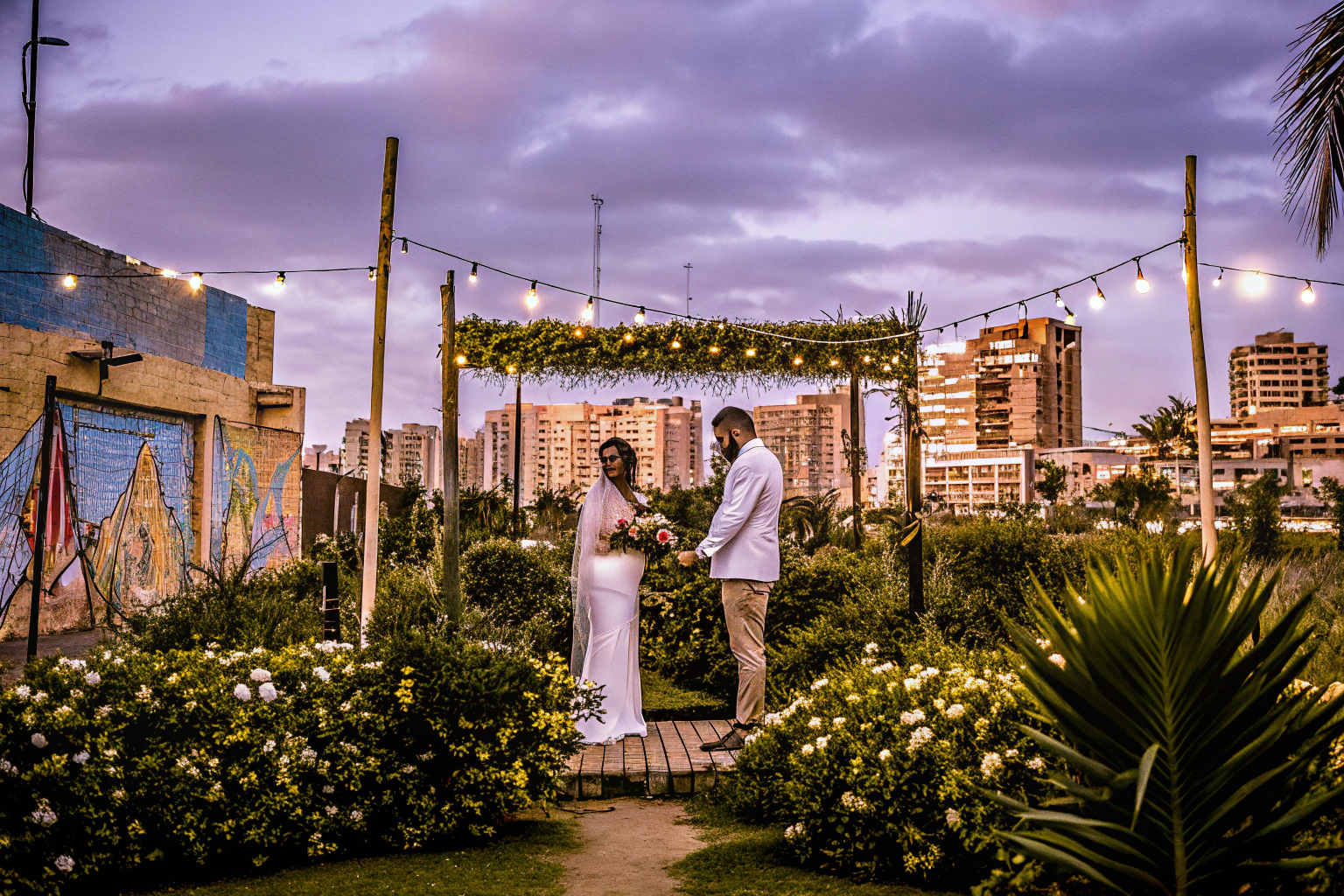 Hochzeitspaar in der Stadt