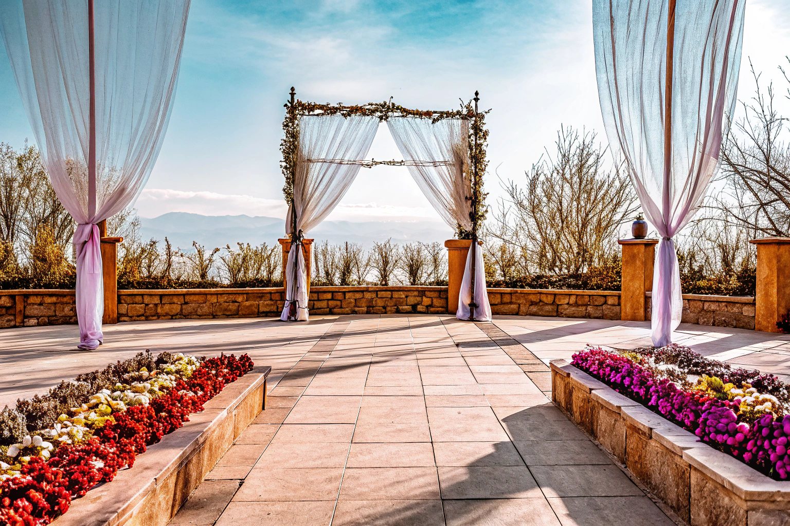 Hochzeitspaar in romantischem Garten